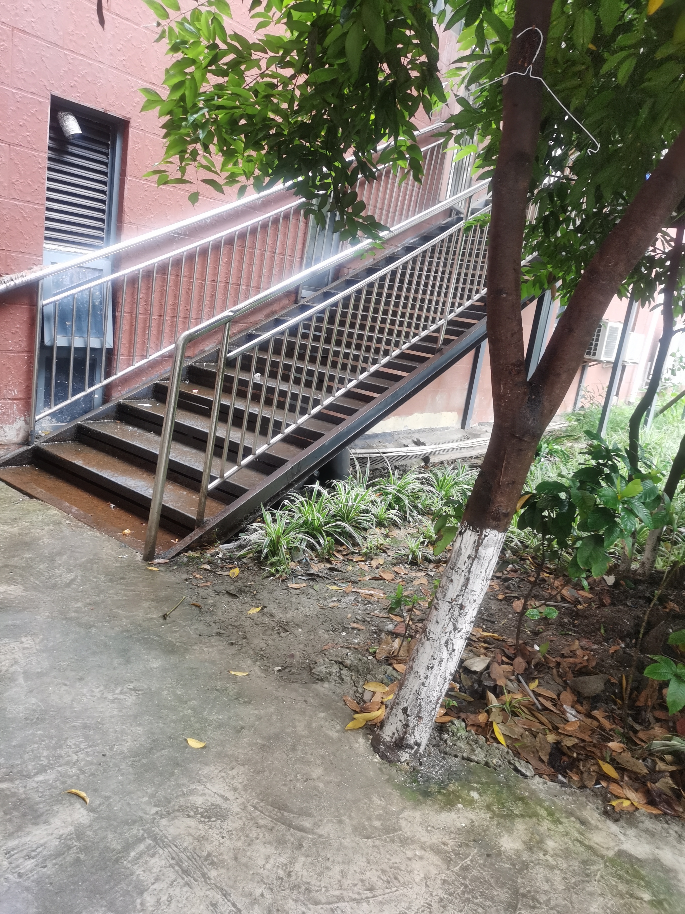 投诉小区外商铺违规搭建楼梯直接通入小区内