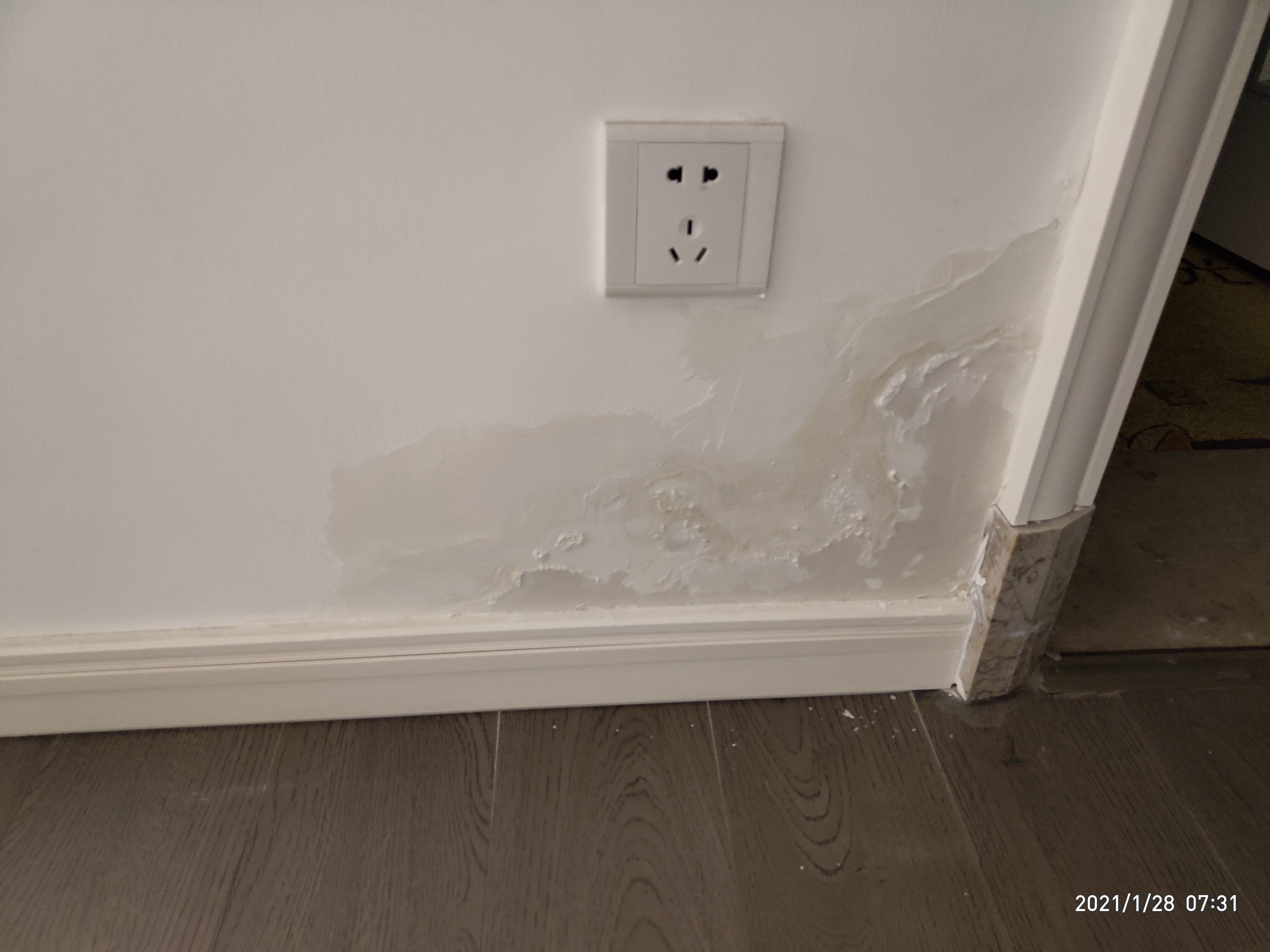 保利198拉菲云邸精装房出现大面积厕所返碱渗已办结投