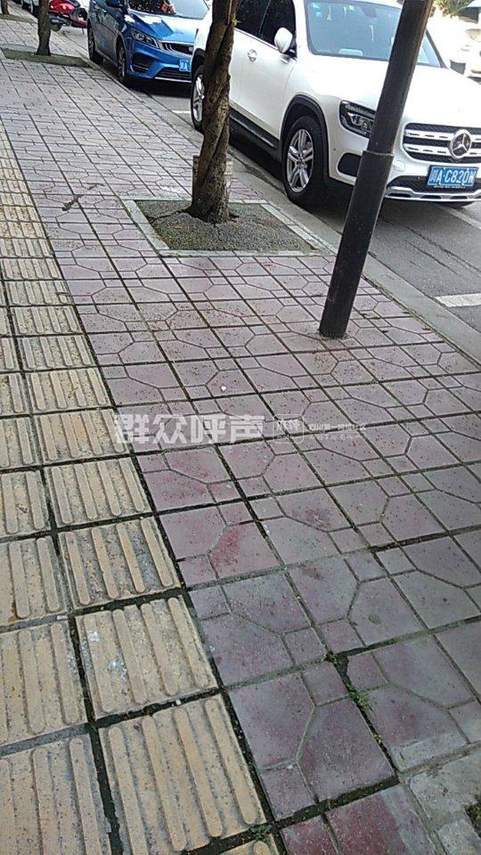 昌明街环卫工人扫街区区别对待