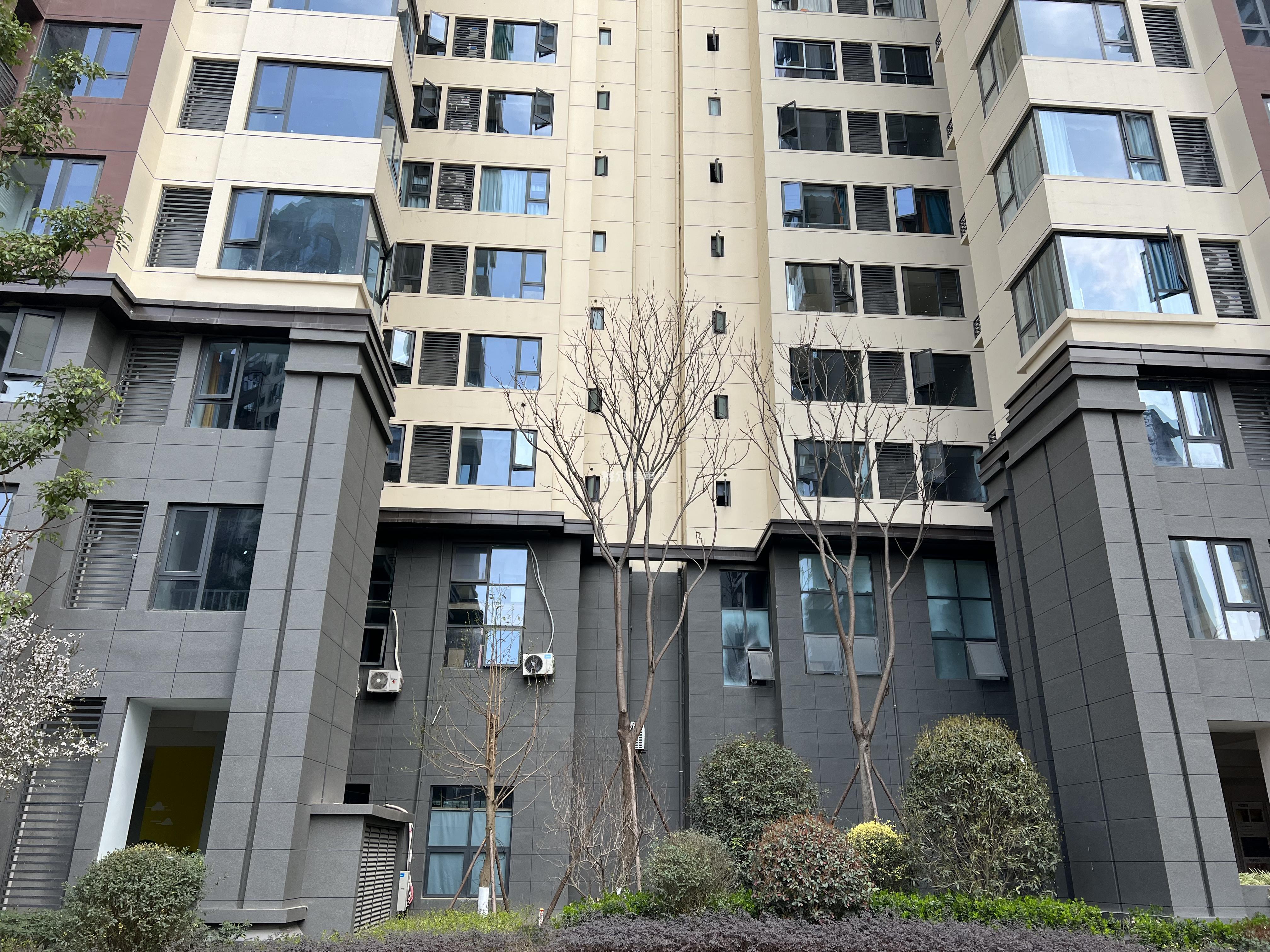 三台县梓州府商户空调外机违规安在小区内扰民