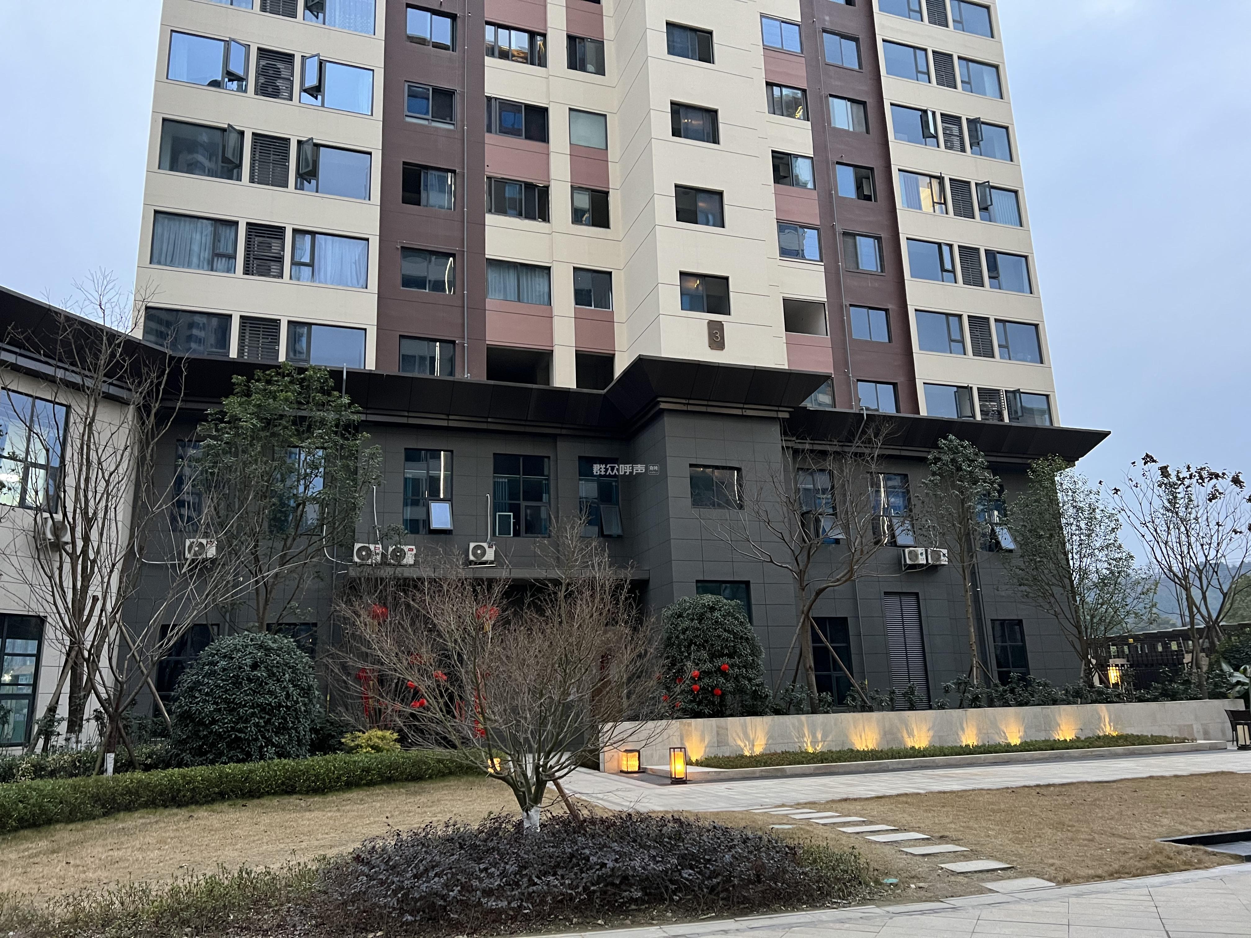 三台县梓州府商户空调外机违规安在小区内扰民