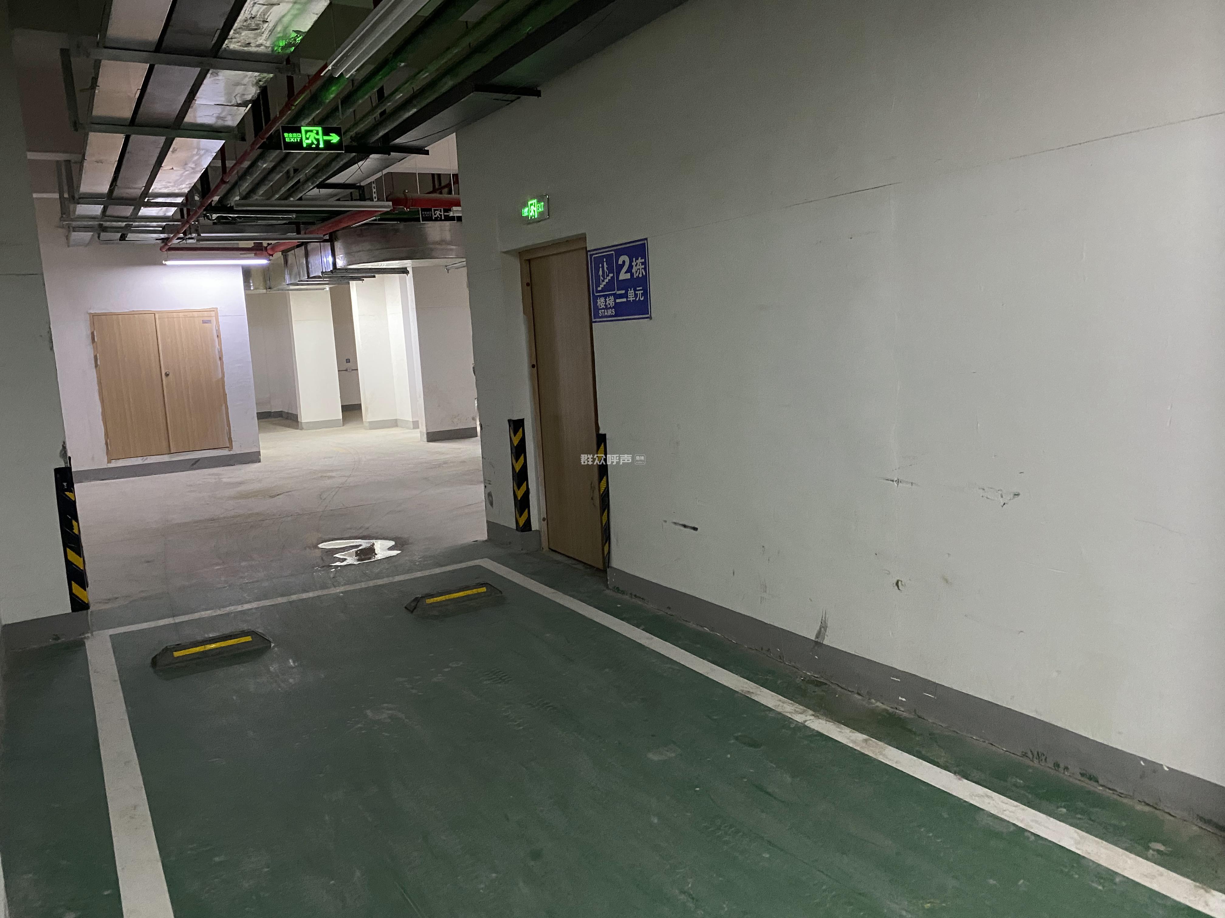 三台县梓州府2栋2单元负一楼逃生楼梯口画车位