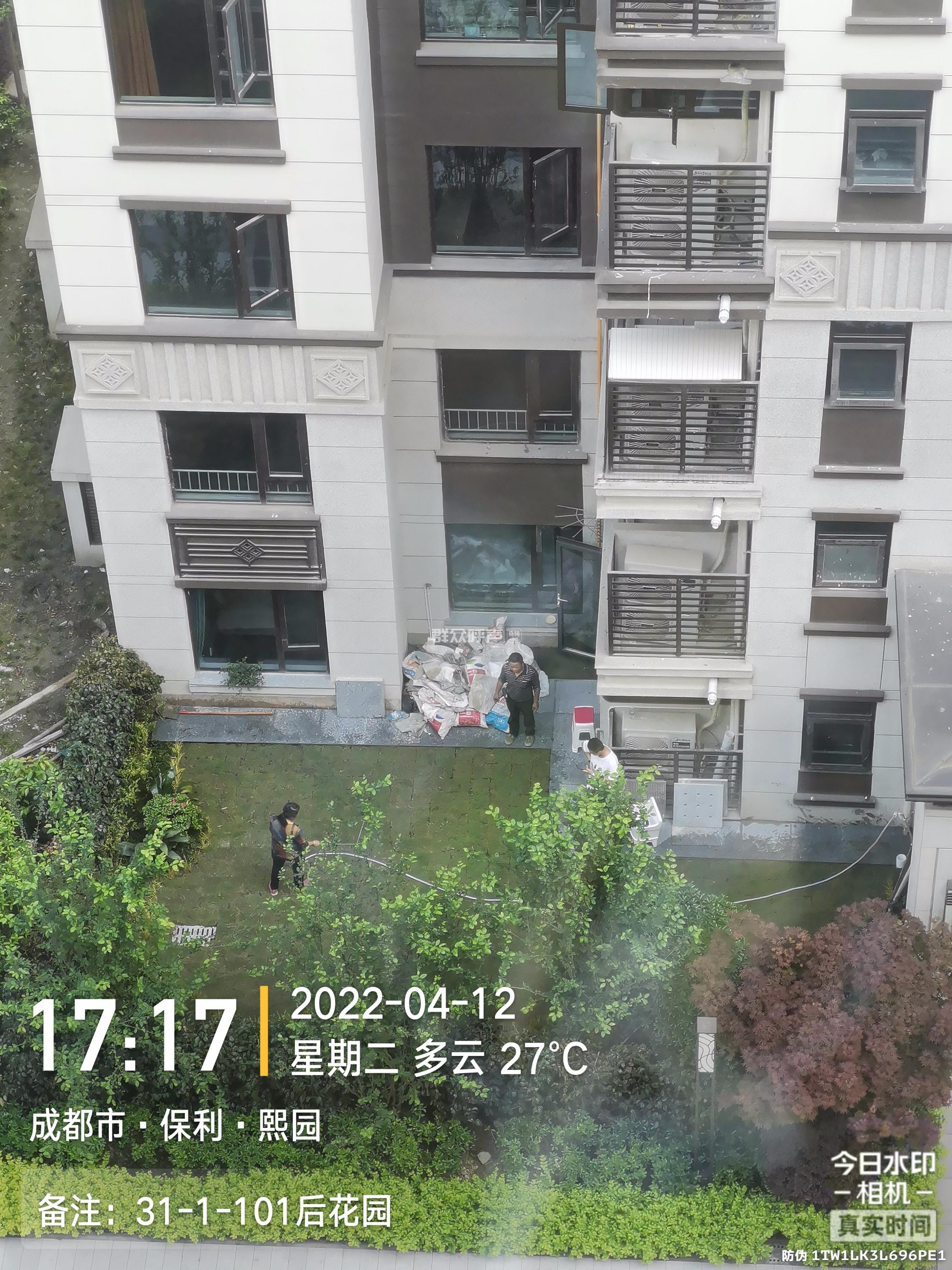 保利熙园一楼业主违规乱扩建公共绿化