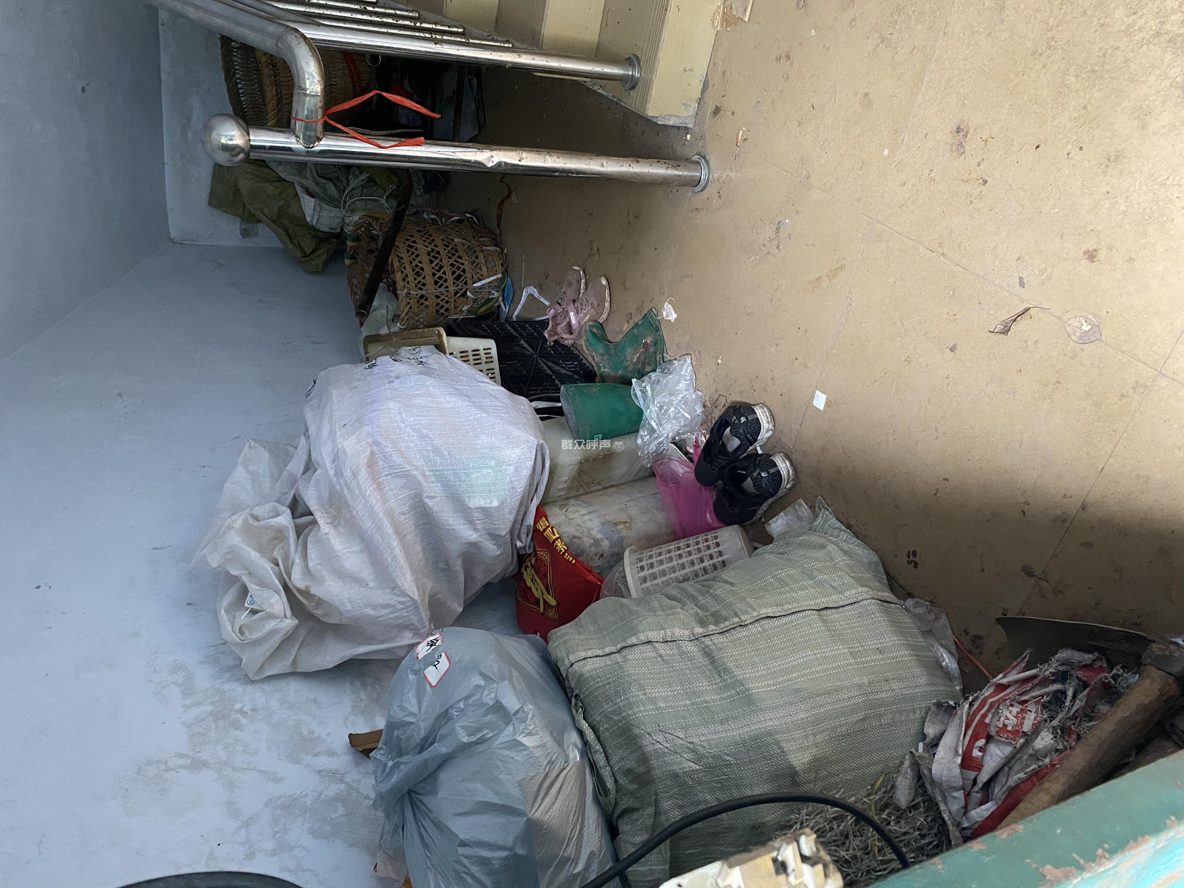 万新五街宏辉楼楼梯间被堆放杂物,占用消防通道-群众呼声-四川省网上
