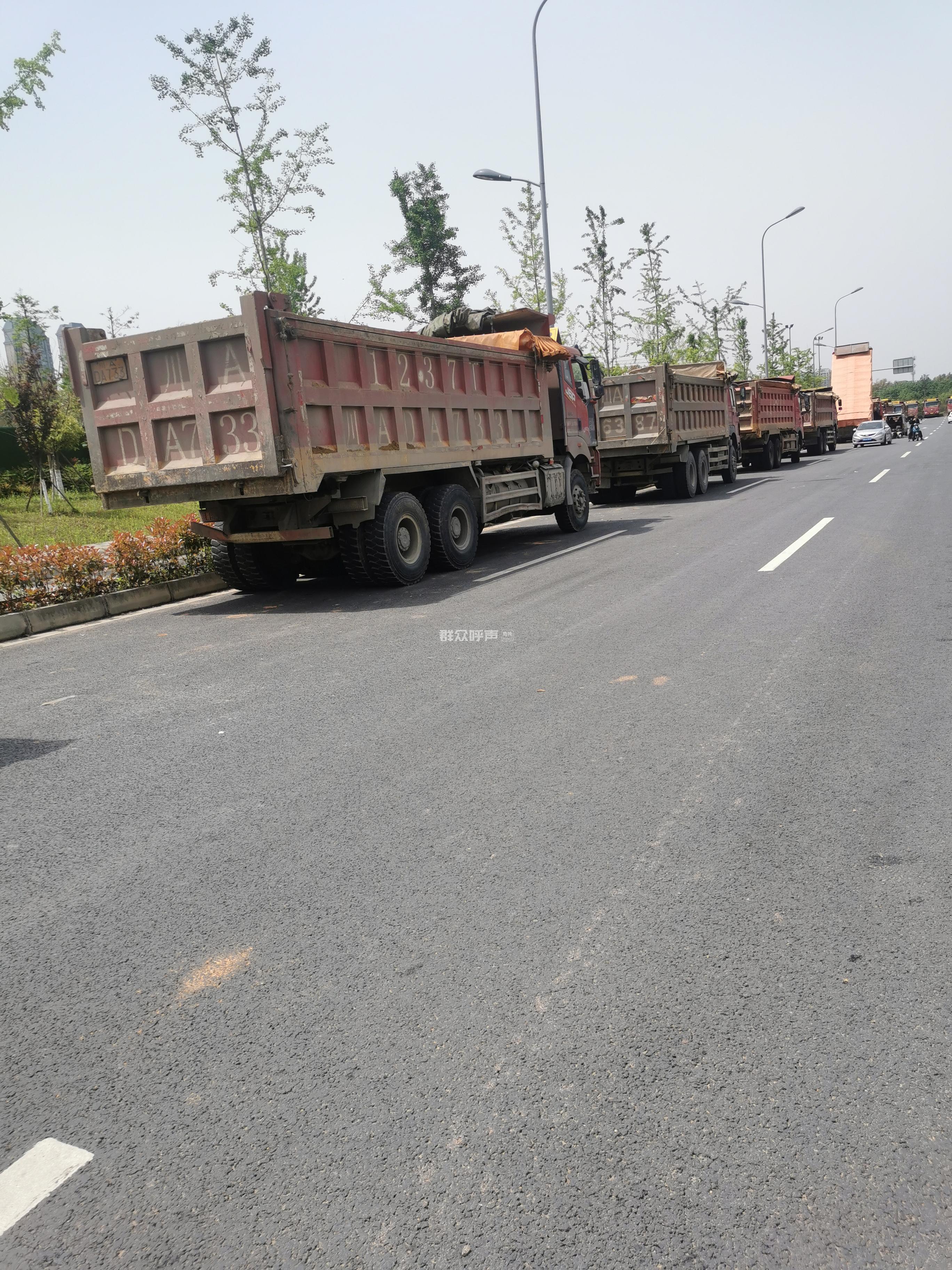 龙潭寺桂龙路被大型渣土车占据成免费停车场