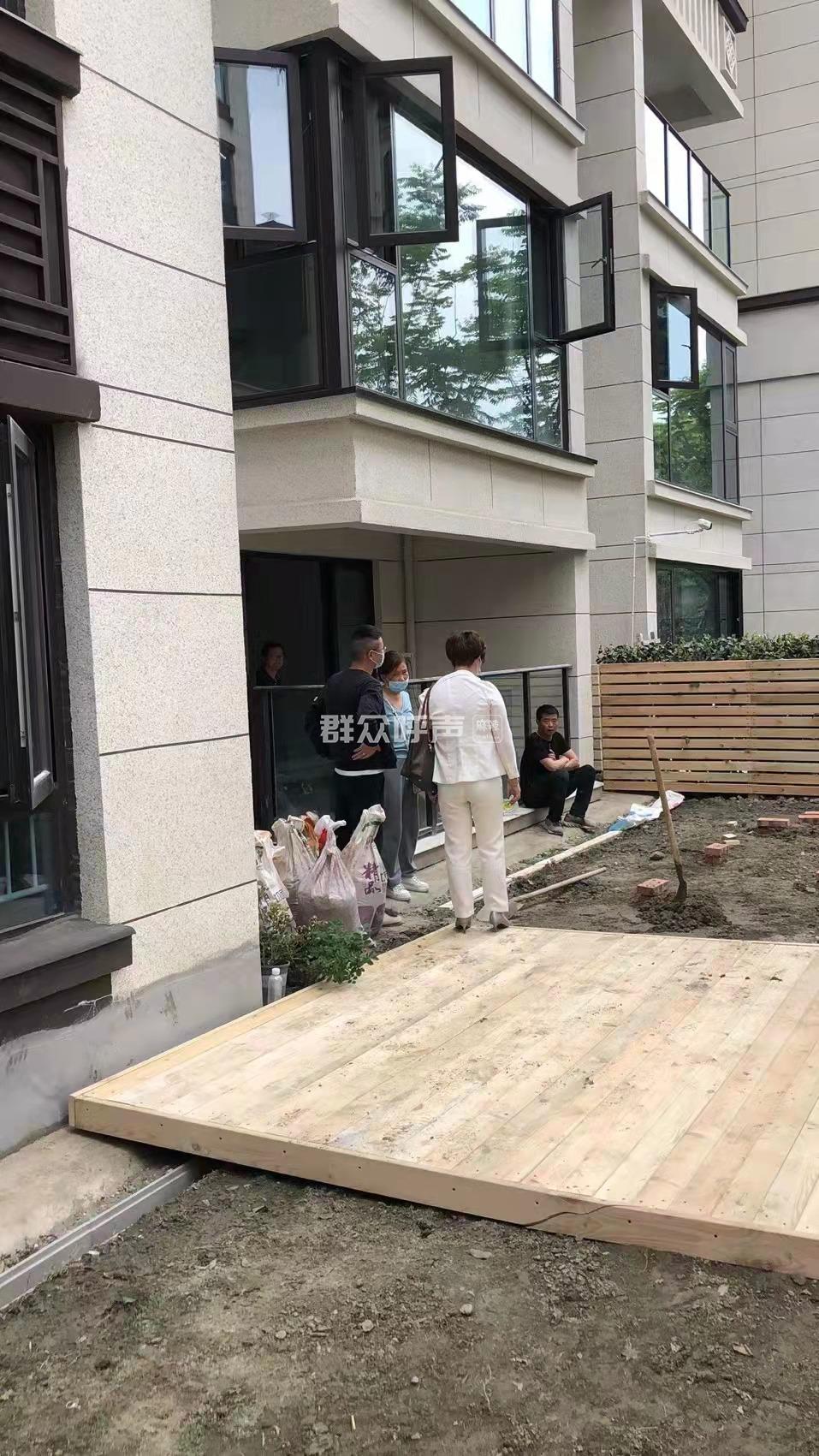 郫都区保利熙园一楼业主违规修花园