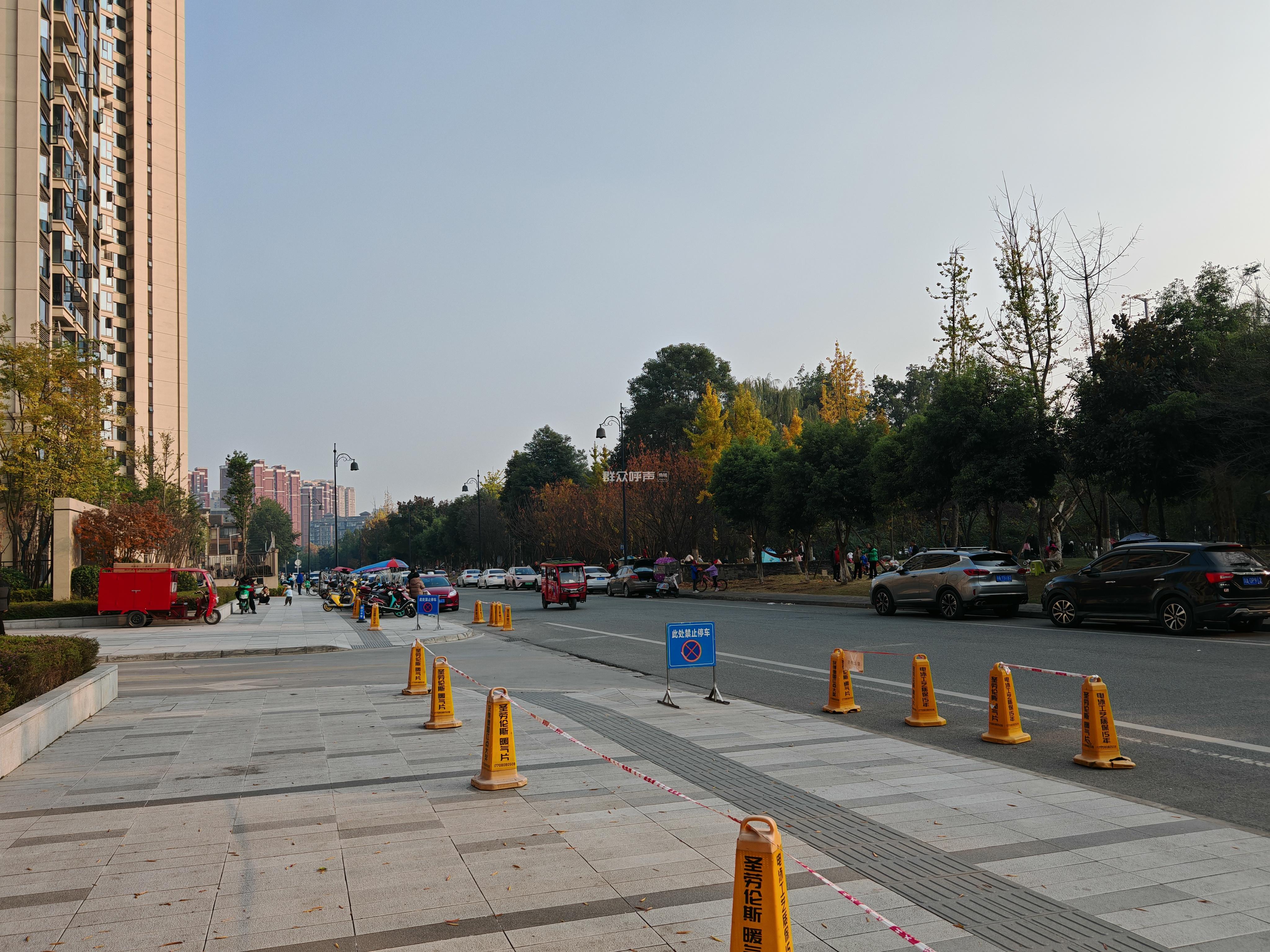 红光镇港通北一路二段违停严重