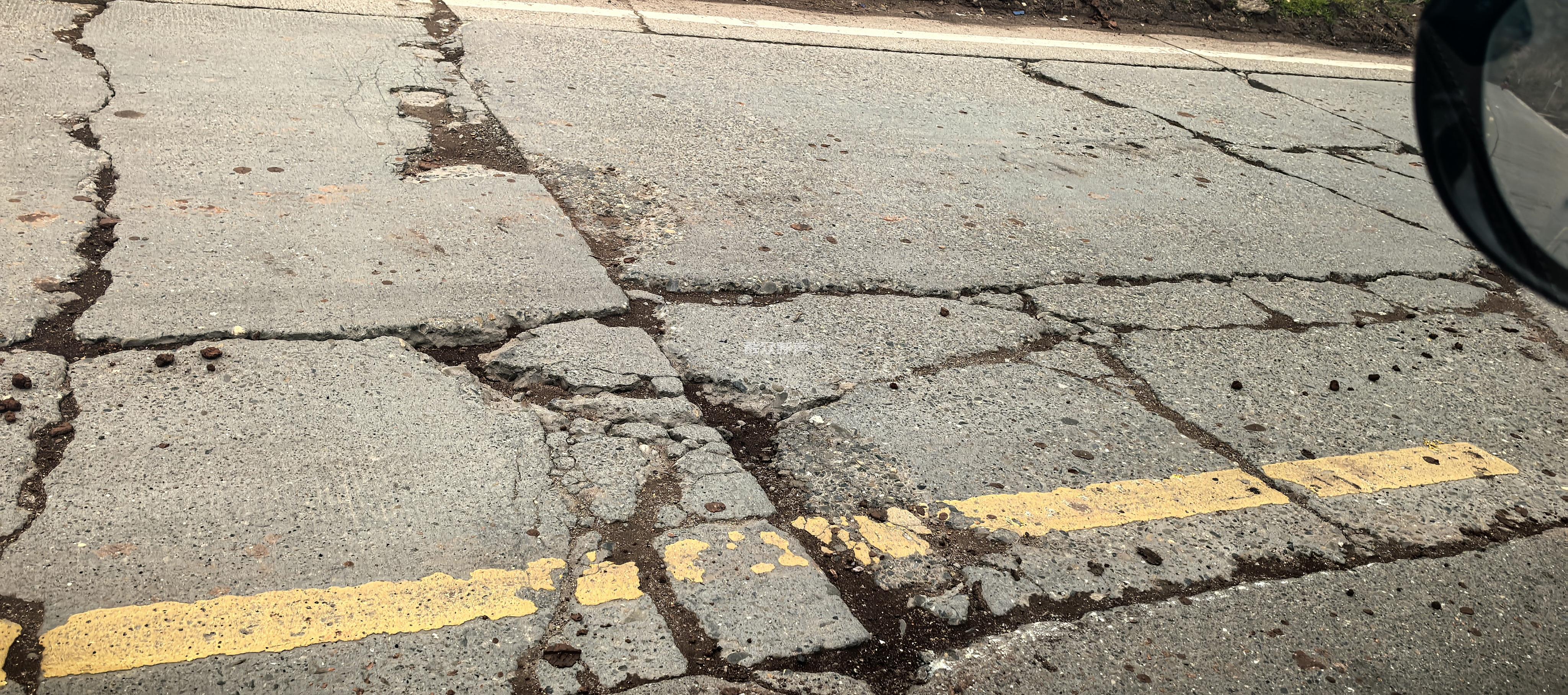 三台南路连通29个乡镇的道路破损严重